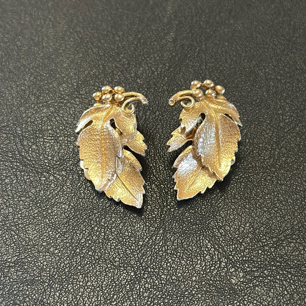 Lisner Brushed Gold-tone Leaf Cluster Vintage Clip Earrings
